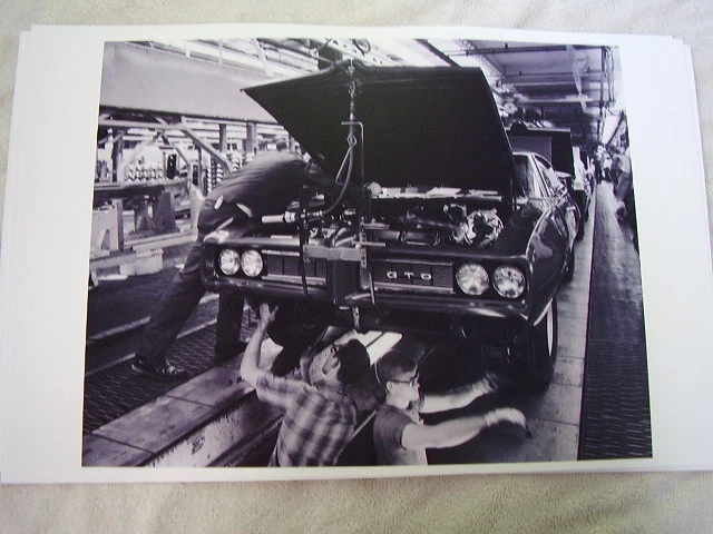 Pontiac GTO 1968 en línea de montaje foto 11 X 17    Foto 1 de 1