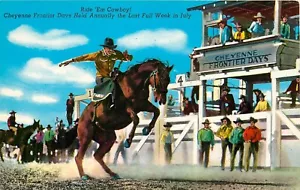Postal de vaquero Frontier Days al aire libre Cheyenne Wyoming rodeo - Imagen 1 de 2