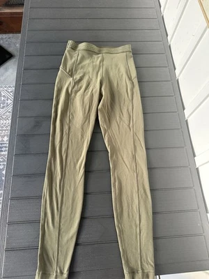 Leggings Lululemon 6/S para mujer verde militar plisados dorados metálicos cintura elásticos Foto 1 de 4