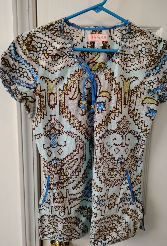 Blusa esfoliante geométrica azul/marrom Koi tamanho XS - Imagem 1 de 1