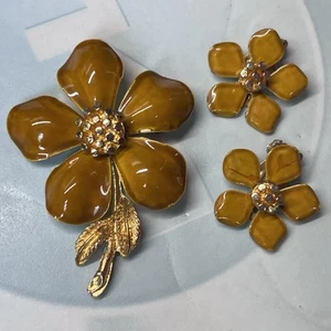 Vtg Enamel Flower Brooch Pin And Clip On Earrings Mustard Caramel Gold Accents - Picture 1 of 14
