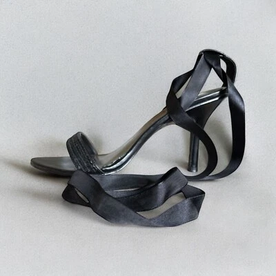 Tacones con tiras talla 10 negros satinados envolventes corbatas sin listar Kenneth Cole formales Foto 1 de 4