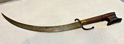 ESPADA DE AÇO MARROQUINA NIMCHA, INCRUSTAÇÃO VERMELHA, 22" DE COMPRIMENTO, CABO DE MADEIRA - Imagem 1 de 4