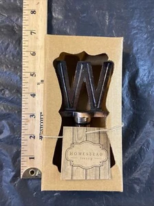 Kirkland's Homestead Tapón Botella "W" Letra Bronce Nuevo En Caja - Imagen 1 de 6