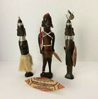 3 jupes tribales africaines debout (2) hommes (1) femmes statues lances bouclier herbe