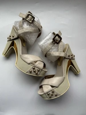 Sandalia Marc ByMarc Jacobs Cuero Crudo Dorado Tachuelas Correa en el Tobillo Cuña Plataforma Talla 8 Foto 1 de 4