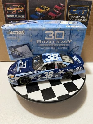 RARO* Elliott Sadler #38 30 cumpleaños fantástico coche 2005 1/24 Nascar Diecast Foto 1 de 4