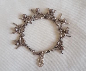 Brazalete antiguo tailandés hecho a mano de plata 925 raro sólido con dije bola de cuentas. - Imagen 1 de 7