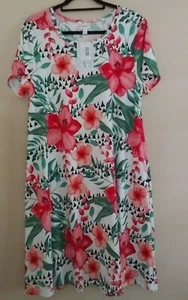 LULAROE  SIZE LARGE   UNICORN, WHITE, FLORAL JESSIE SWING DRESS W/ POCKETS   - Picture 1 of 4