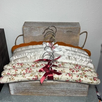 Lote de 8 cabides de roupas acolchoados vintage 1 crochê, 3 florais de algodão, 3 tecidos de cetim - Imagem 1 de 4