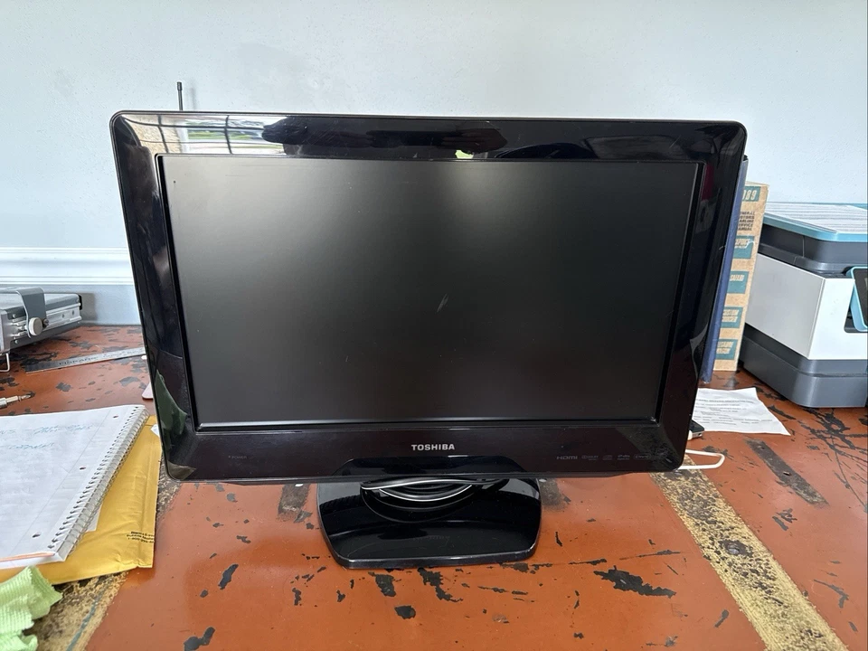 Toshiba 19" HD TV 19LV506 DVD Player Combo HDMI VGA Great for Gaming No Remote - Image 1 of 1