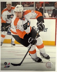 Luke Schenn Philadelphia Flyers Licensed 8x10 NHL Photo – Not Signed – NM-A - Picture 1 of 3