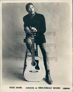 1970 Press Photo Singer Songwriter Richie Havens With Acoustic Guitar - Picture 1 of 2