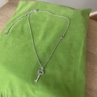 JUICY COUTURE Delicado Collar Tono Plata Chian y Llave Colgante con Estrás Foto 1 de 4