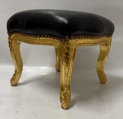 Casa Padrino Barock Kunstleder Fußhocker Schwarz / Antik Gold H. 34 cm Hocker - Bild 1 von 3