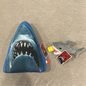 Almohada Mochi Jaws 50 Aniversario y Peluche de Tiburón con Boya Universal AMC Exclusivo - Imagen 1 de 6