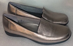 TROTTERS Jenn Leather Loafer Shiny Silver Low Slip-On Shoes Women's Size 10 M - Picture 1 of 13