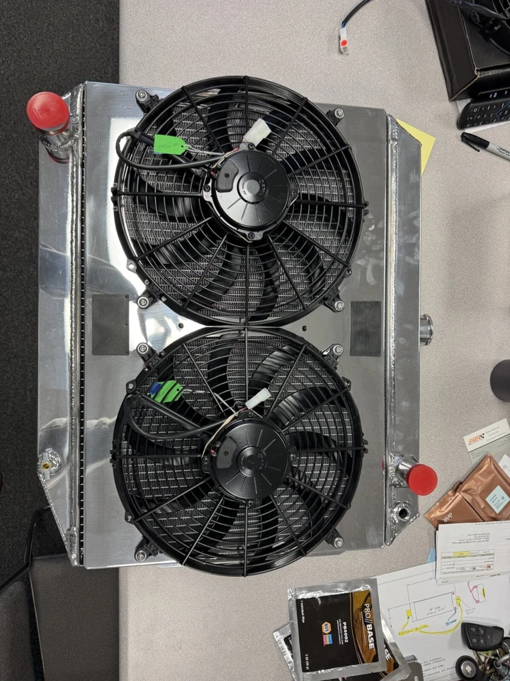 Radiador de aluminio Be Cool con ventiladores dobles en cubierta. Foto 1 de 2