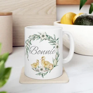 Taza de Pascua personalizada con pato, taza de café con nombre para ella, decoración de cocina de primavera - Imagen 1 de 11
