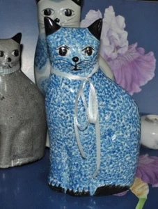 Escultura de gato calico de 10,25" firmada con esponja azul de cerámica hecha a mano de colección de 10,25 - Imagen 1 de 6