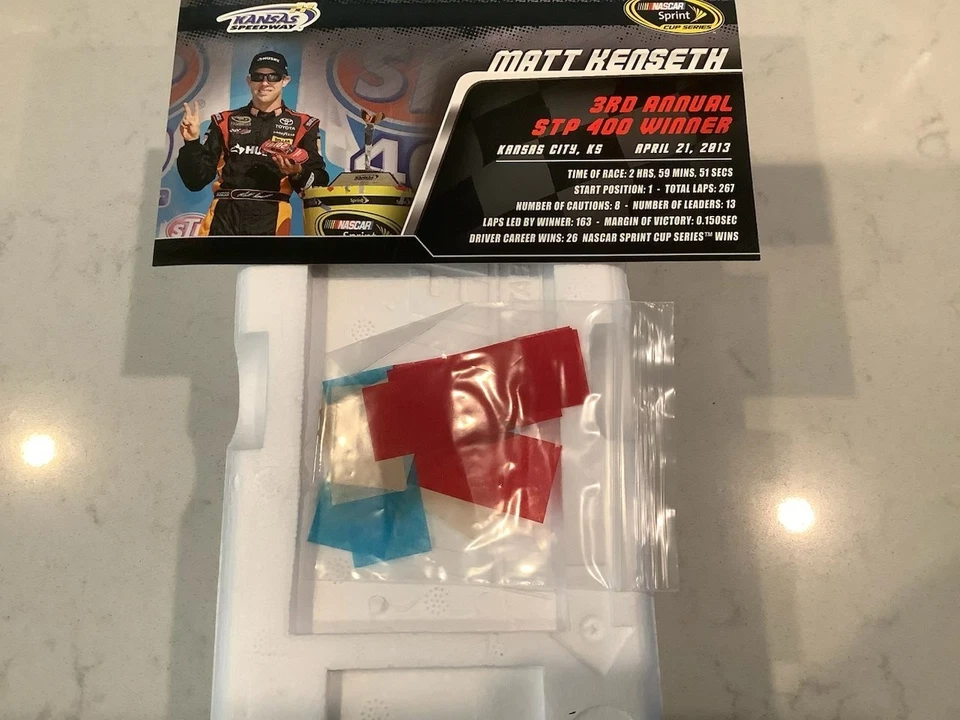 Toyota Husky Tools 2013 autografiado por Matt Kenseth Kansas Race Win diecast y tarjeta Foto 1 de 4