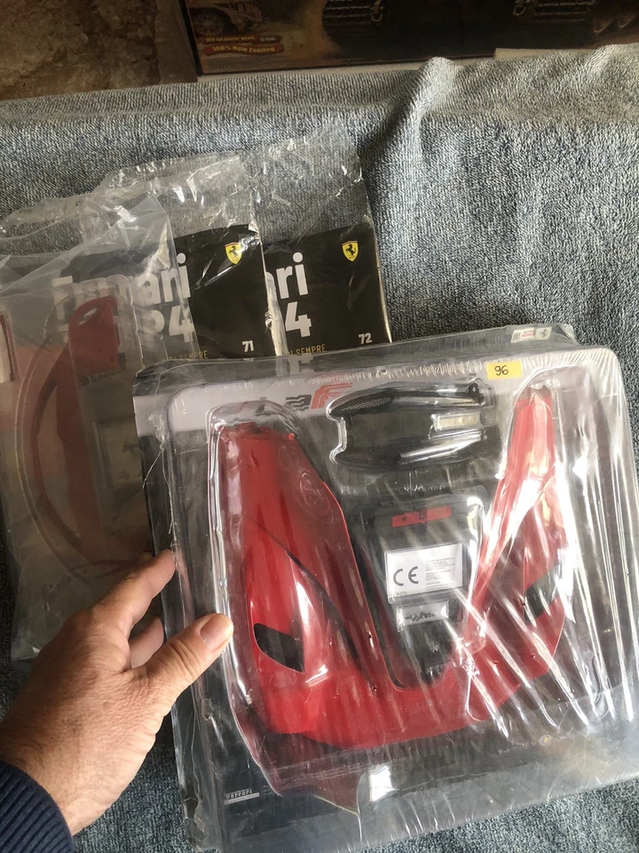 La Ferrari 1:8 numero 96, cofano posteriore e Numeri 71,72 della Ferrari 330 P4 - Immagine 1 di 1