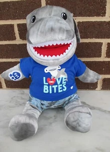 Camiseta gráfica Build A Bear Toothy Shark 15" Plush-Love Bites + Shark Boxers - Imagen 1 de 6