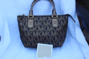 BOLSO DE MANO MICHAEL KORS MUY BONITO MONOGRAMA PEQUEÑO MARRÓN Y BRONCE NUEVO SIN ETIQUETAS - Imagen 1 de 12