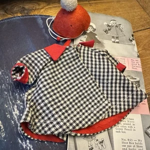 Cappotto vintage Vogue Ginny nero bianco swing #181 etichettato 1955 e cappello rosso - Foto 1 di 11