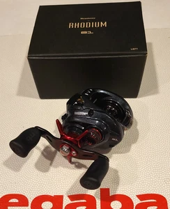 WOW! Carrete de baitcasting Megabass RHODIUM 81 mano izquierda excelente+ estado - Imagen 1 de 10