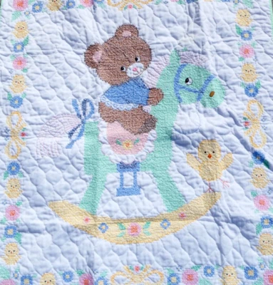 Hecho a mano punto de cruz mecedor caballo oso bebé edredón colgante de pared 33x39 pulgadas Foto 1 de 4