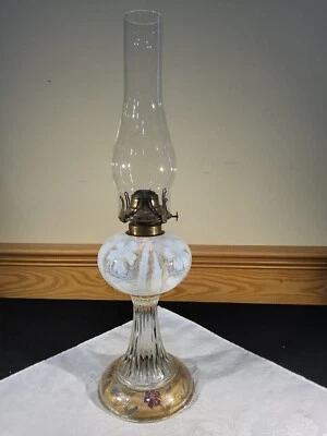 Antigua lámpara de aceite de queroseno de vidrio opalescente blanco narciso Northwood Primrose Foto 1 de 4