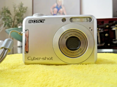 SONY CYBERSHOT 7.2 MEGAPIXEL 4 X ZOOM PARTS CAMERA - Image 1 of 4