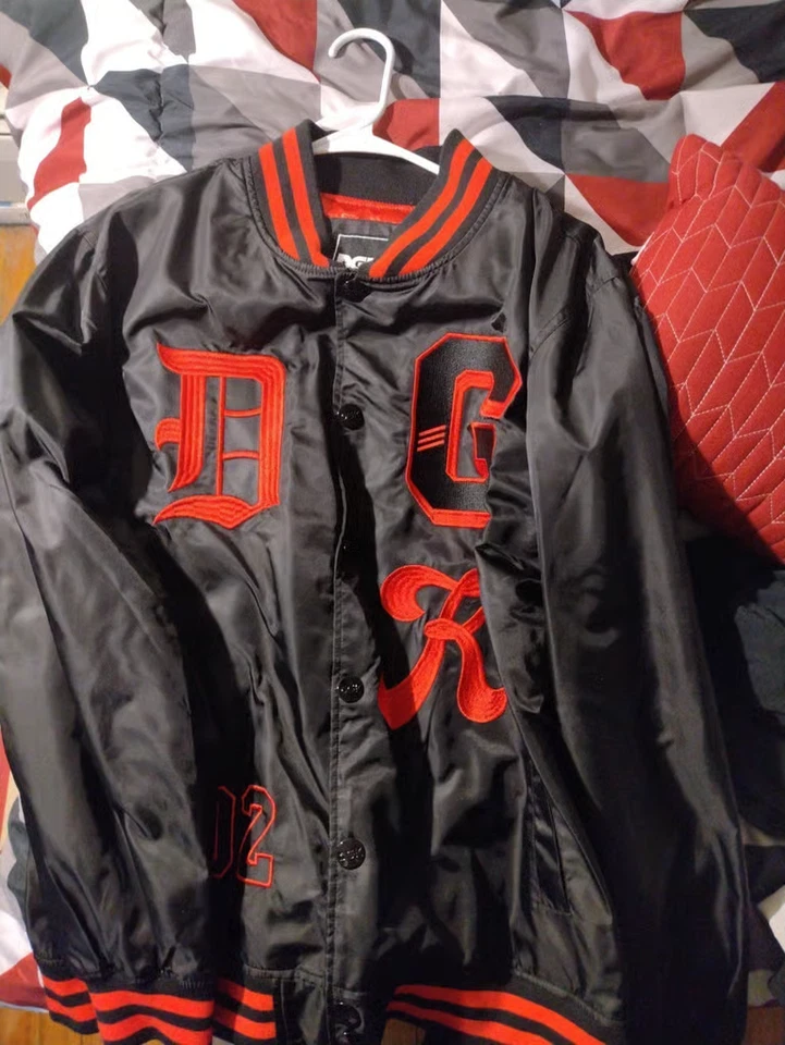 Chaqueta Universitaria DGK Pray for Me Talla Mediana Rara Negra y Roja Logo Bordado Foto 1 de 4