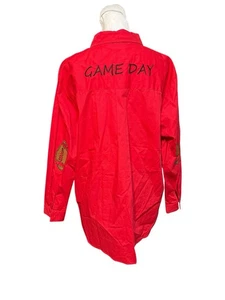 Parche de codo de fútbol americano rojo con botones Caryn Lawn Game Day Top Travis Taylor - Imagen 1 de 4