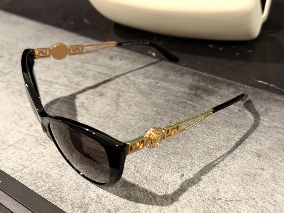 Женские солнцезащитные очки Versace модель 4295-A поляризованные кошачьи глаза черные/золотистые - Изображение 1 из 4