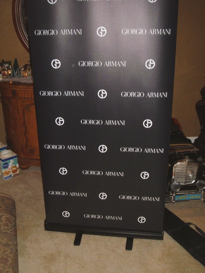 Banner enrollable de señalización de exhibición de tienda Giorgio Armani + estuche de transporte de 7 pies de alto Foto 1 de 4