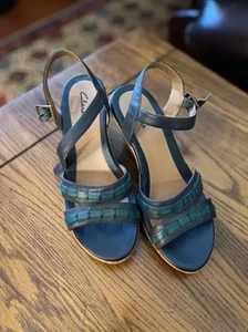 Clarks Artisan sandalo blu donna taglia 8 m zeppa tacco fibbia - Foto 1 di 6