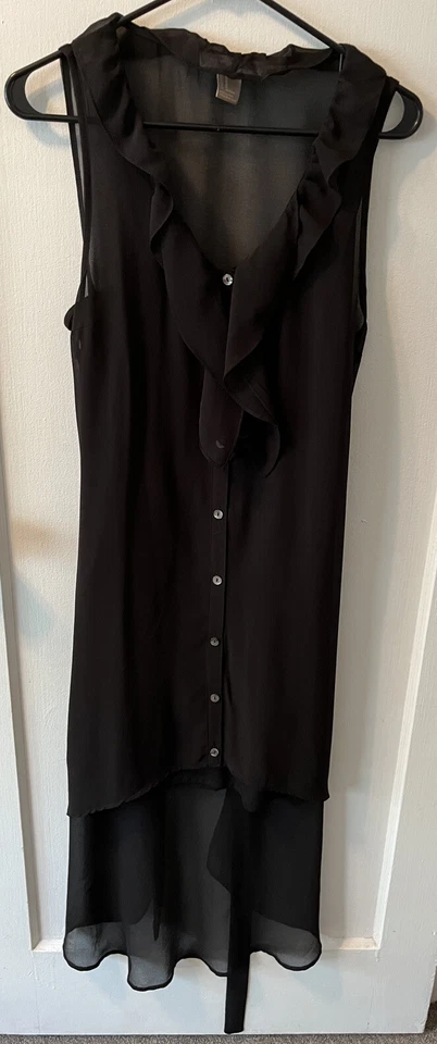 Vestido Love 21 negro con volantes en capas transparentes talla mediana con debajo del vestido Foto 1 de 4