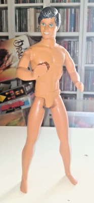 KEN BARBIE MATTEL 1988 MALAYSIA CAPELLI NERI OCCHIO BLU - Immagine 1 di 4