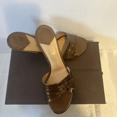  路易威登小饰品裸米色 LV 标志扣小猫凉鞋高跟鞋 7.5   — 第 1/4 张图片