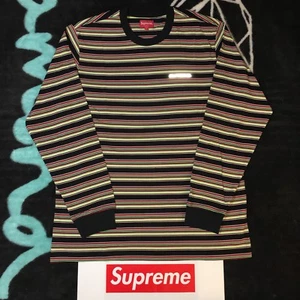 SUPREME MULTI RAYAS L/S TOP (GRANDE) (NEGRO) SS18 CAJA PAÑUELO LOGOTIPO L/S CAMISETA CAPUCHA - Imagen 1 de 12