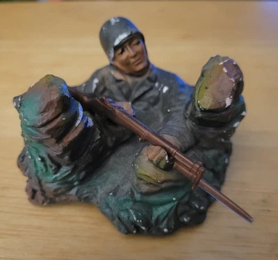 DE COLECCIÓN 1950 JH MILLER Tiza SOLDADO EN TRINCHERA CON RIFLE Foto 1 de 4