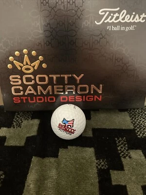 Pelota de golf Scotty Cameron Dog roja blanca y azul Pro V1 Foto 1 de 4