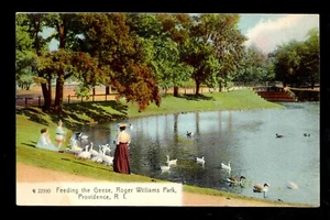Tarjeta postal de Roger Williams Park Feeding The Geese, Providence, R.I. - Imagen 1 de 2