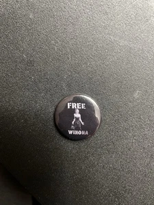 Winona Ryder Pinback Button. Original handgefertigter 1,5" Knopf.  Free Winona. - Bild 1 von 1