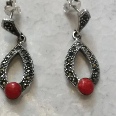 Orecchini da donna in argento pendenti con corallo Anni 50-60 di origine inglese - Immagine 1 di 4