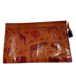 Cartera de cuero de colección en relieve tono rojo elefante africano tigre jirafa usada LEER - Imagen 1 de 7