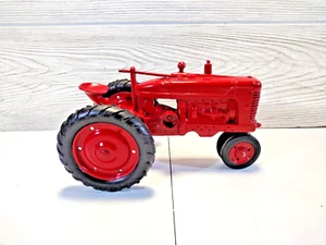 International Harvester McCormick Deering Tractor Farmall M - Picture 1 of 16