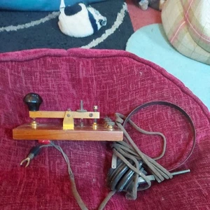 Morse key on base and old headphones out of shed clear out - Zdjęcie 1 z 6